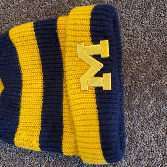 Adult Striped UNIVERSITY OF MICHIGAN Beanie Knit Winter Hat Stocking Cap NWT - Picture 2 of 2